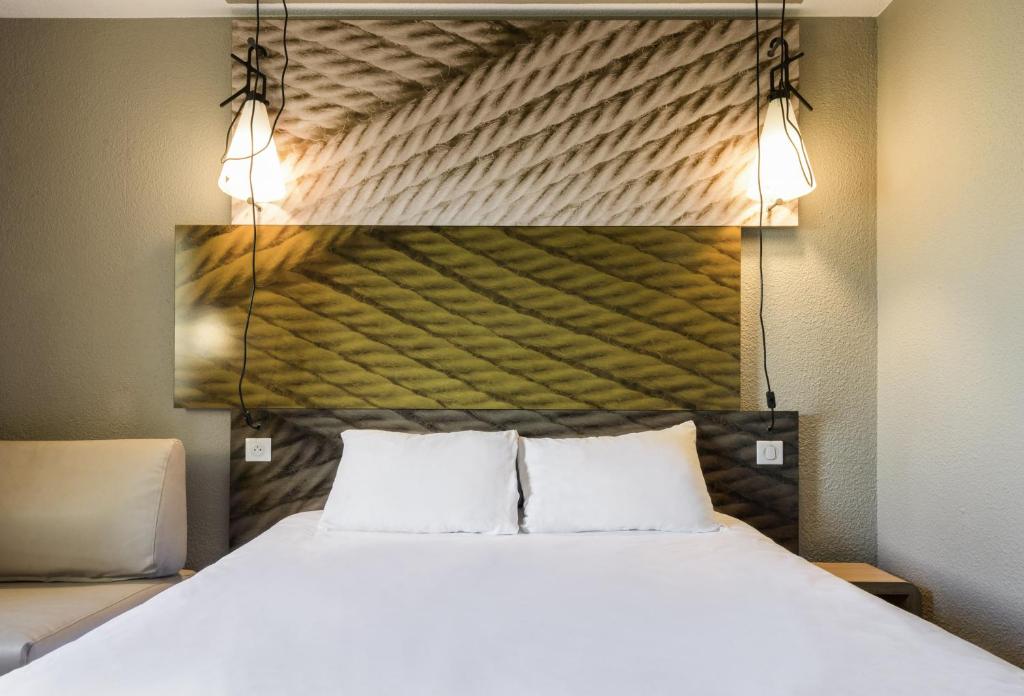 The rooms at ibis Paris Porte de Vanves Parc des Expositions offer a blend of modern features and comfort.