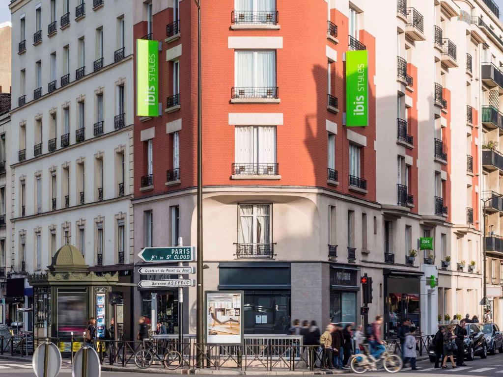 ibis Styles Paris Boulogne Marcel Sembat makes a cheerful and inviting first impression with its vibrant exterior and welcoming entrance, promising a modern and comfortable stay in the heart of Boulogne-Billancourt.