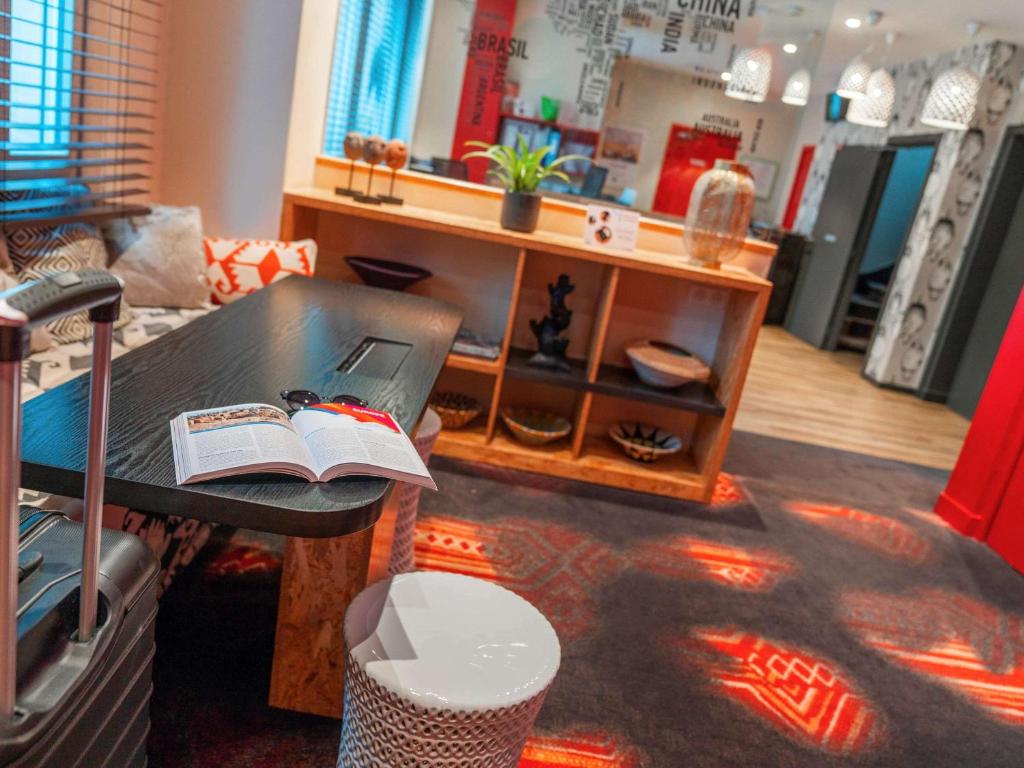 ibis Styles Paris Boulogne Marcel Sembat offers a lively and modern lobby experience, featuring colorful decor and comfortable seating