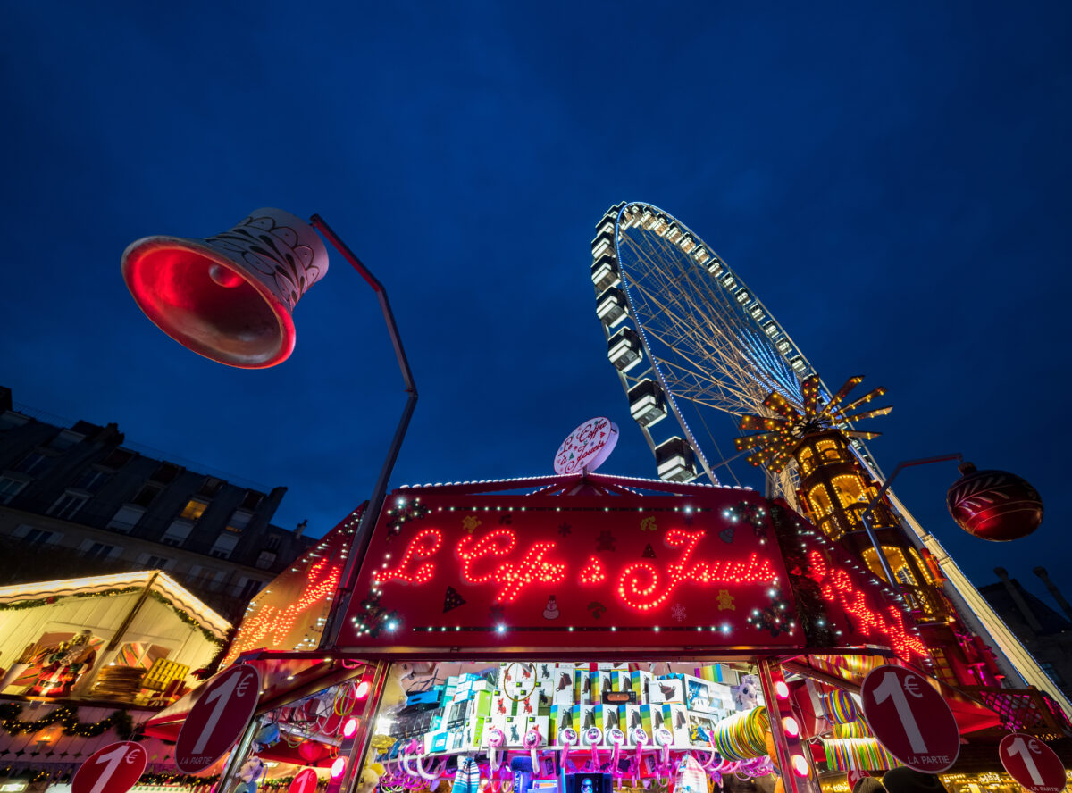 During the Christmas season in Paris, a trip to the fair is a must for both locals and visitors. The city comes alive with festive decorations, sparkling lights, and numerous fairs offering a wide array of activities and attractions.