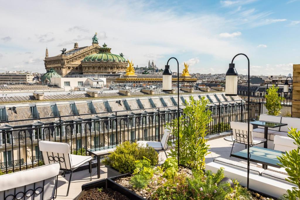 Kimpton St Honoré Paris pampers guests with a curated selection of premium amenities and services. From a rooftop terrace with panoramic views to personalized concierge assistance, the hotel provides a holistic and indulgent experience.