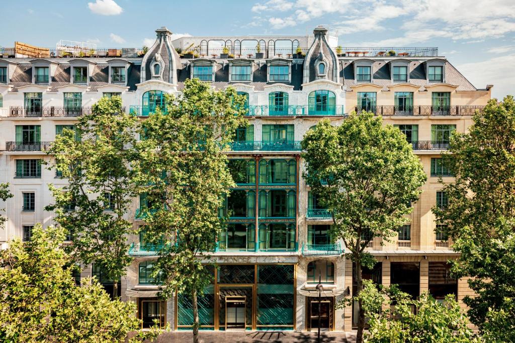 First Impressions: Kimpton St Honoré Paris welcomes with avant-garde design, chic interiors, and a captivating ambiance, promising a stylish and memorable stay in the heart of the city.