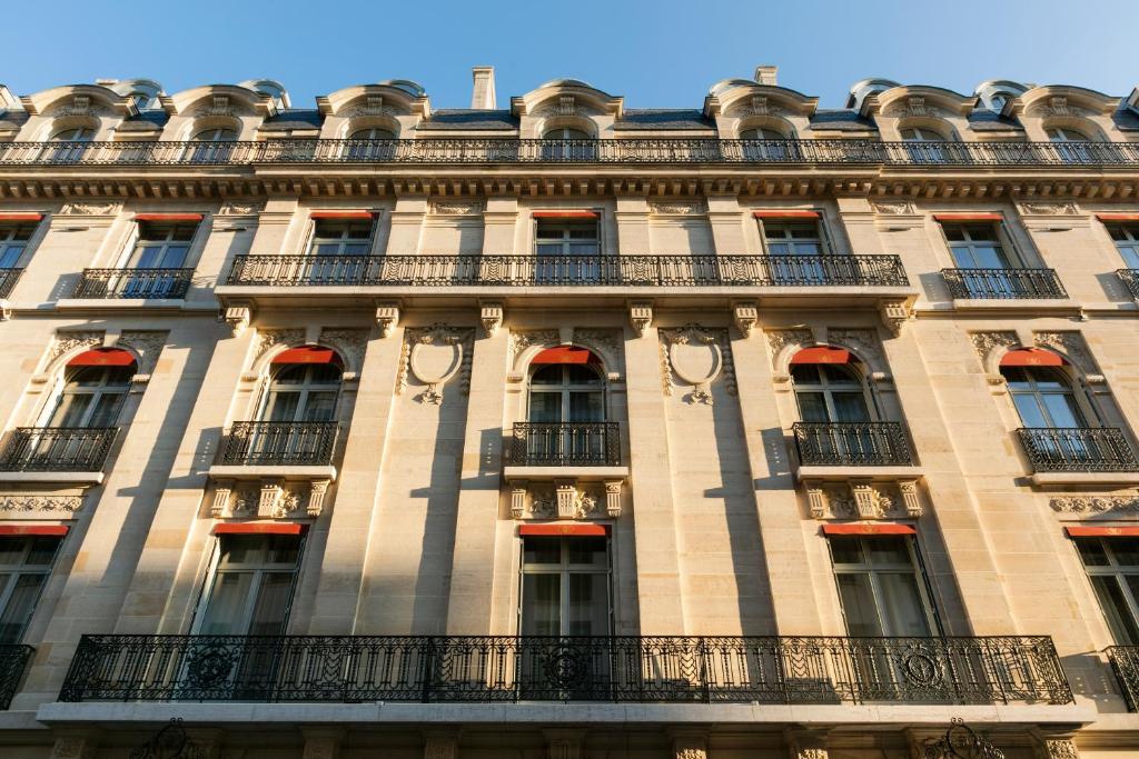 La Clef Champs-Élysées Paris by The Crest Collection makes a grand first impression with its stately Haussmannian architecture and an elegant entrance, promising a luxurious and memorable stay.