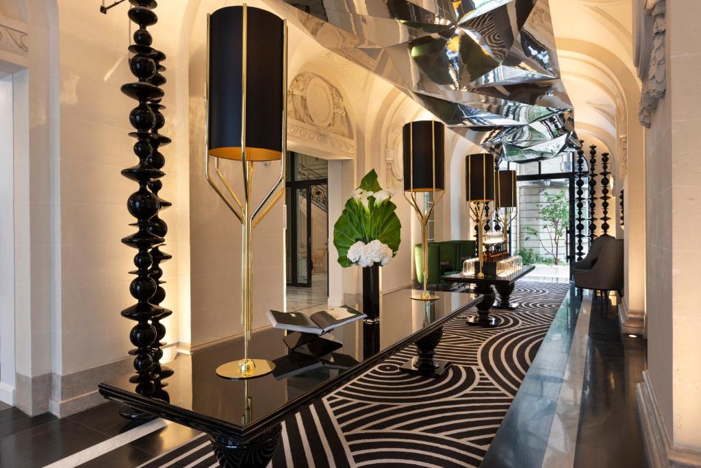 La Clef Champs-Élysées Paris by The Crest Collection welcomes guests with a lobby that embodies timeless sophistication, featuring classic decor and a warm ambiance.