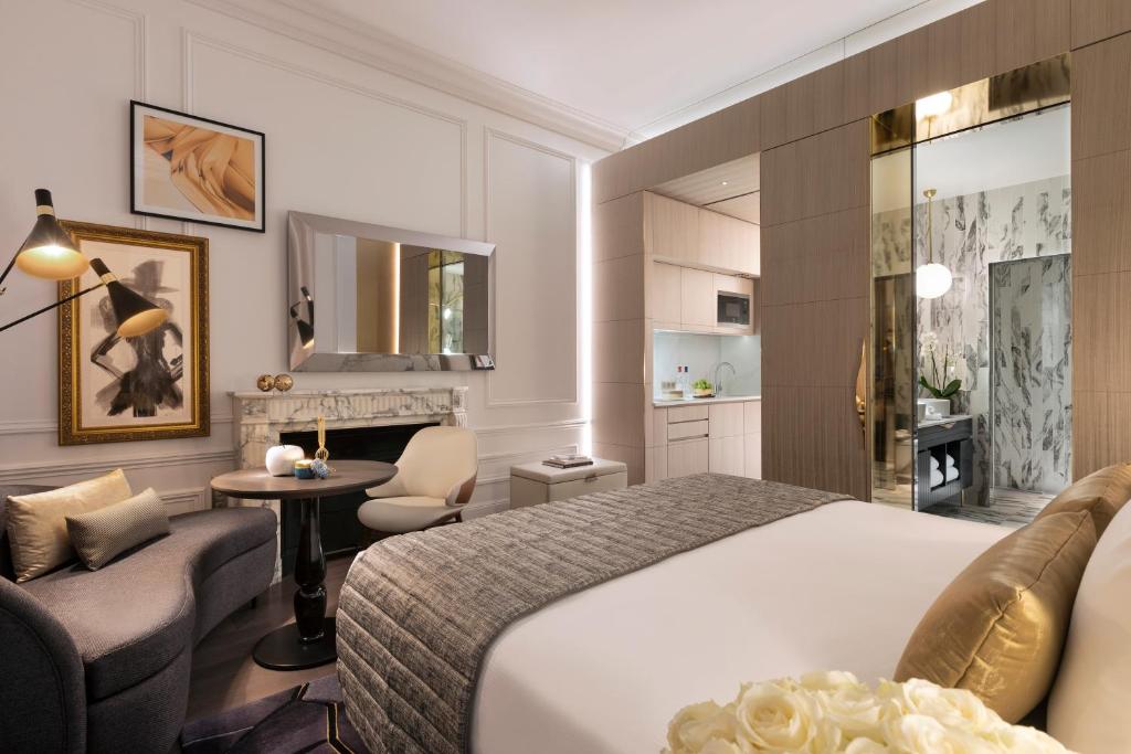 La Clef Champs-Élysées Paris by The Crest Collection defines comfort in its rooms, blending classic elegance with modern amenities.