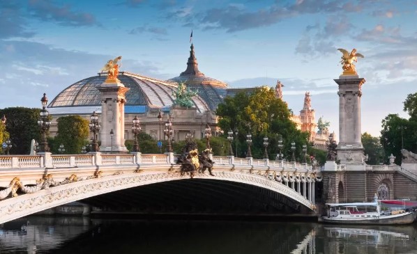 Located at 8 rue Jean Goujon, Hôtel La Maison Champs Elysées is nestled in the heart of Paris's 8th Arrondissement.