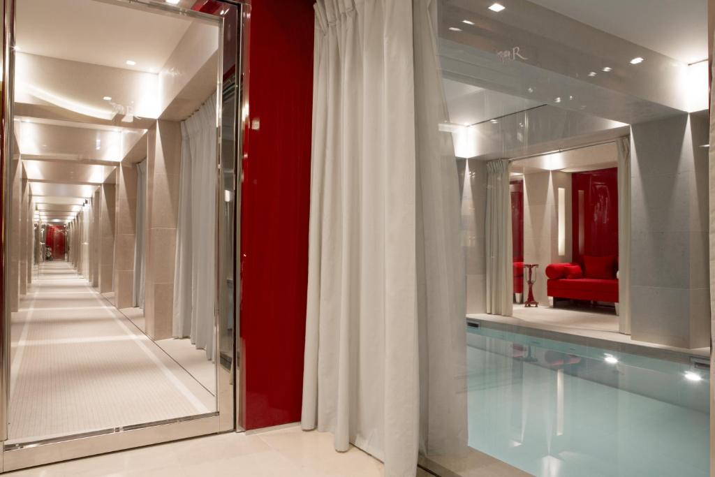 Nestled in an exquisite Parisian setting, La Réserve Paris offers a luxurious retreat with a rich historical ambiance and contemporary comforts that cater to the most discerning guests.
