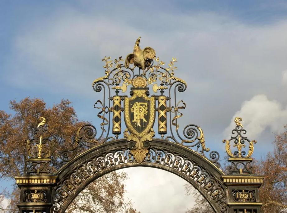 When you arrive at La Réserve in Paris, exceptional service and an enviable position in the city's true epicenter await you.

