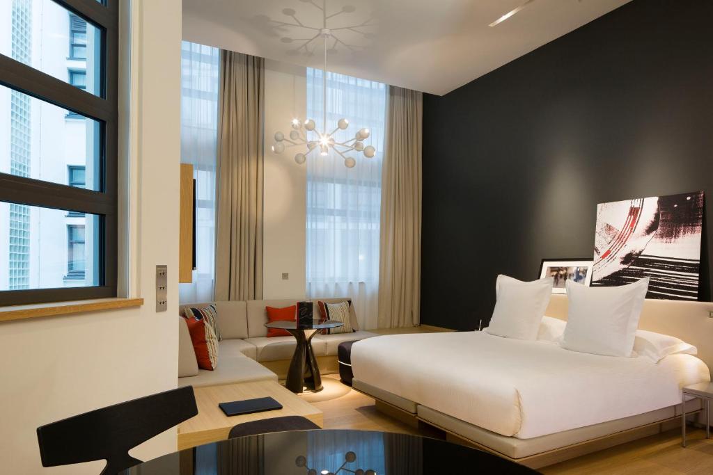 Le Cinq Codet Paris offers thoughtfully curated rooms featuring a harmonious blend of contemporary design and luxurious comforts.
