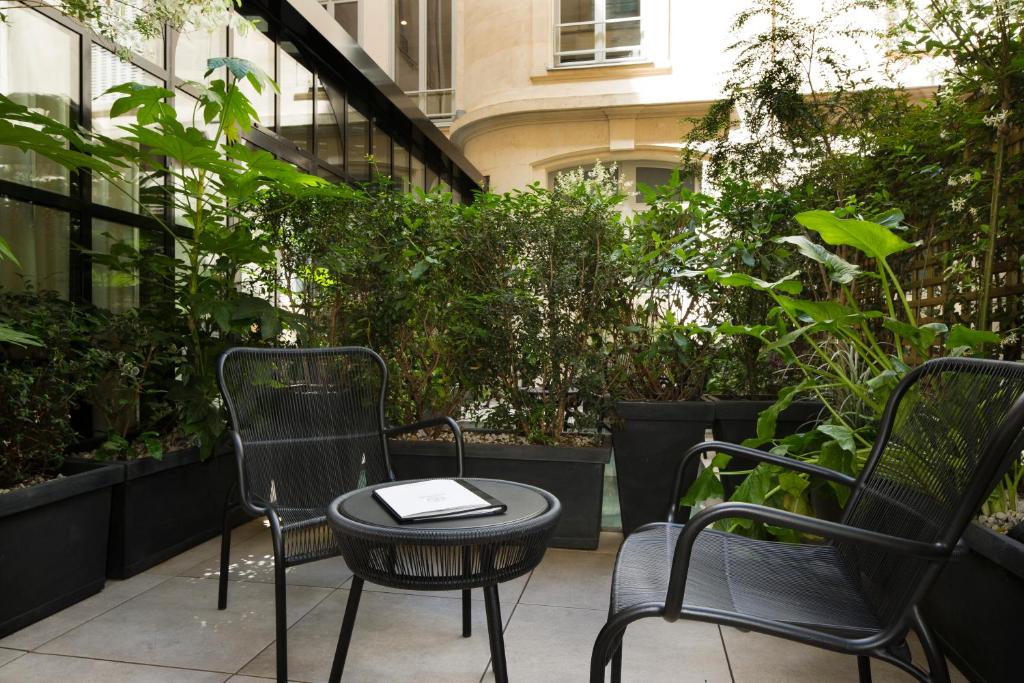 Your experience at the Le Narcisse Blanc Hôtel & Spa concierge desk will likely be exceptional. With staff fluent in English and several other languages, they provide personalized service with an emphasis on detail.
