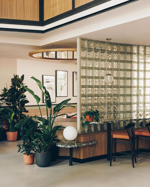 The lobby at Le Parchamp, Paris Boulogne, a Tribute Portfolio Hotel, unfolds as a stylish convergence of chic furnishings and ambient lighting, offering a warm and inviting atmosphere.