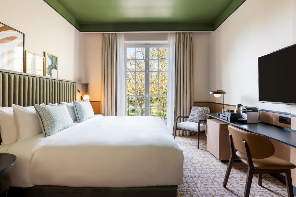 The rooms at Le Parchamp, Paris Boulogne, a Tribute Portfolio Hotel, showcase a harmonious blend of luxury and functionality, boasting plush furnishings, state-of-the-art amenities, and panoramic views of the city.