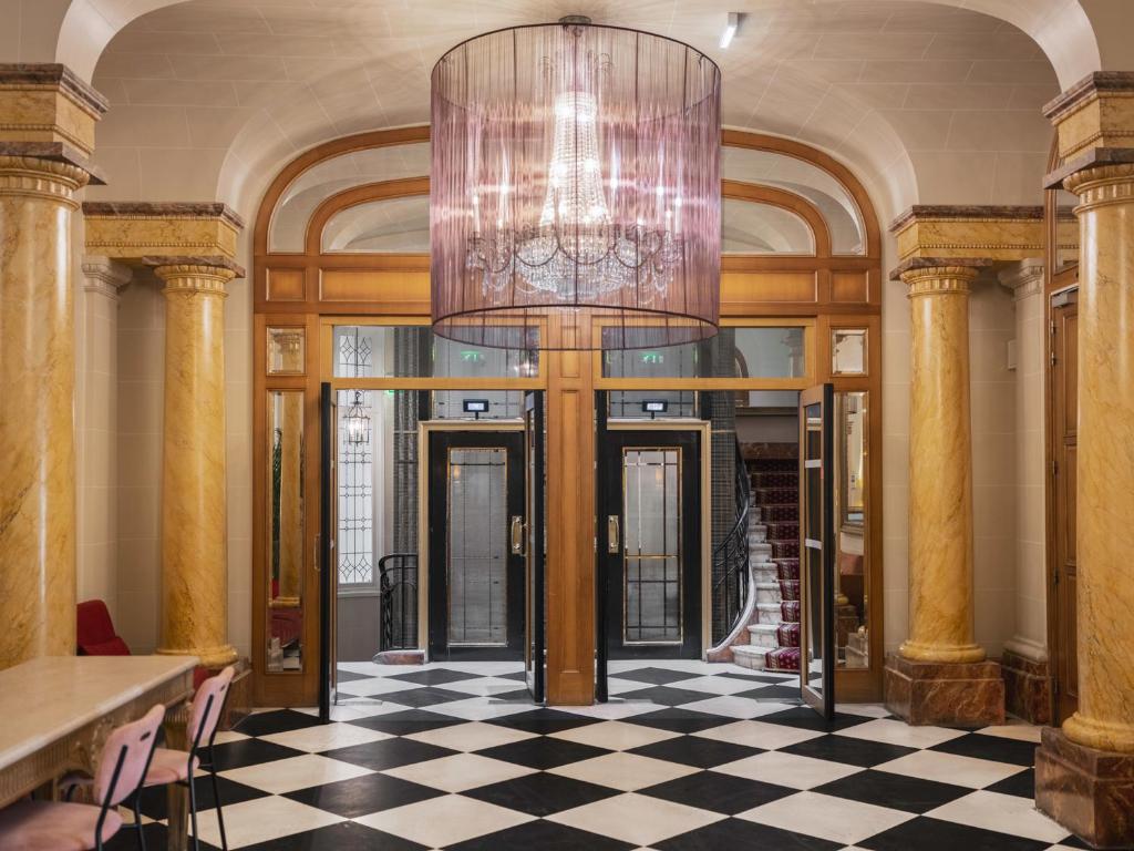 M Social Hotel Paris offers a lobby that is both chic and inviting, blending modern aesthetics with a vibrant atmosphere.
