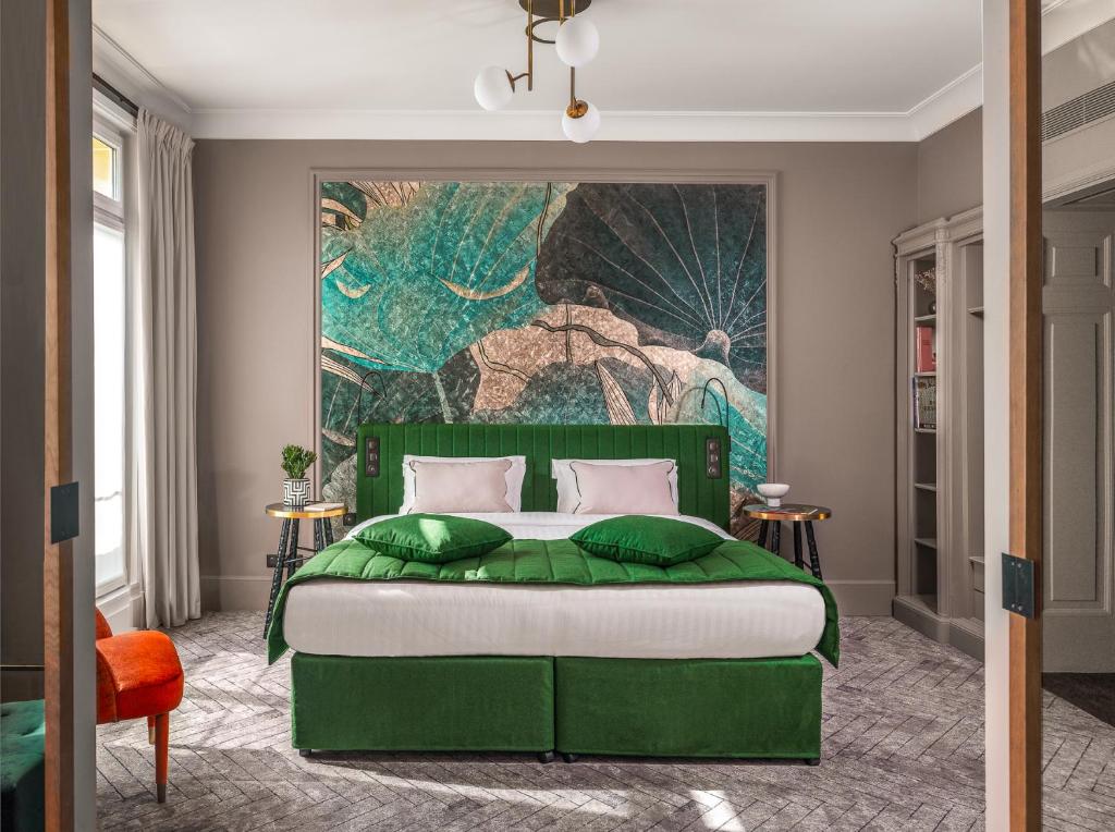 M Social Hotel Paris defines comfort in its rooms, seamlessly blending contemporary design with cozy elements.