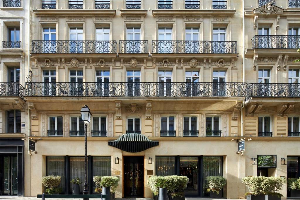 First Impressions: A grand entrance with opulent décor welcomes guests to Maison Albar - Le Pont-Neuf, exuding timeless luxury and modern sophistication.