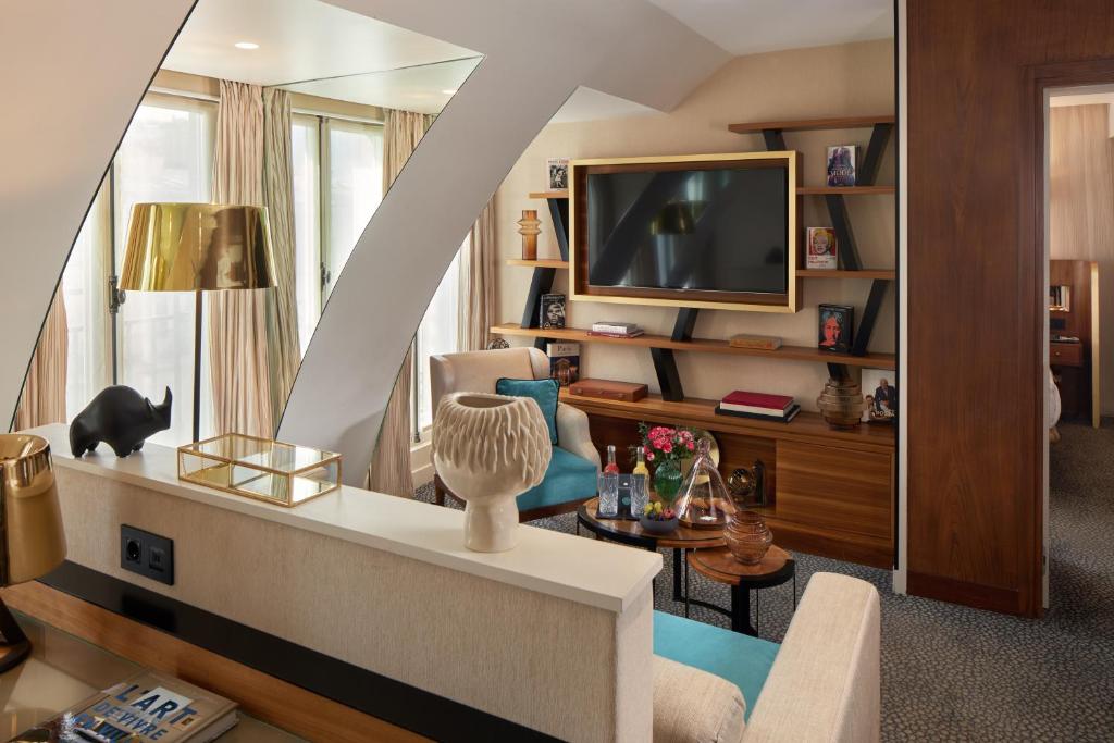Guest reviews for Maison Albar - Le Pont-Neuf consistently highlight the hotel's exceptional service, luxurious ambiance, and prime location along the Seine.