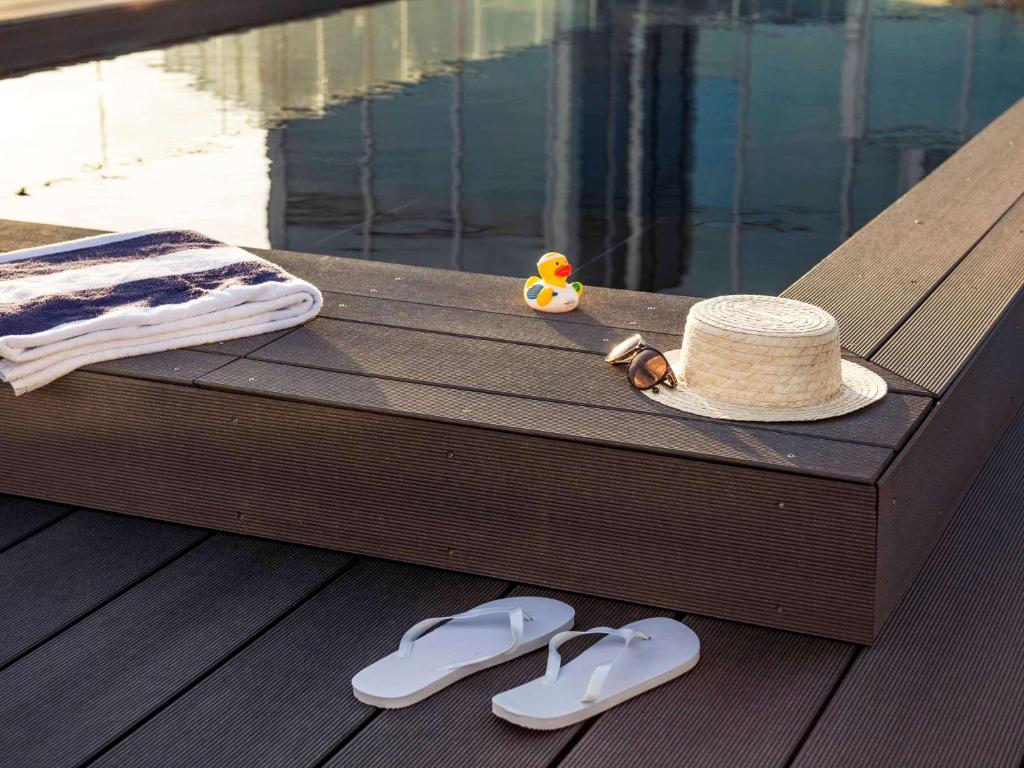 While specific guest reviews for Hôtel Mercure Paris Boulogne may vary, common themes often include praise for its modern amenities, convenient location, and accommodating staff. Visitors appreciate the comfortable rooms, accessibility to attractions, and the overall positive experience of the hotel.