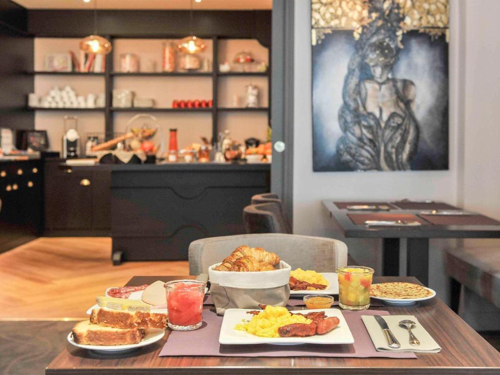 Hôtel Mercure Paris Saint Cloud Hippodrome offers a range of amenities to enhance the guest experience. These include a well-equipped fitness center for active guests, a relaxing spa for indulgent moments of rejuvenation, and a stylish on-site restaurant serving a diverse menu