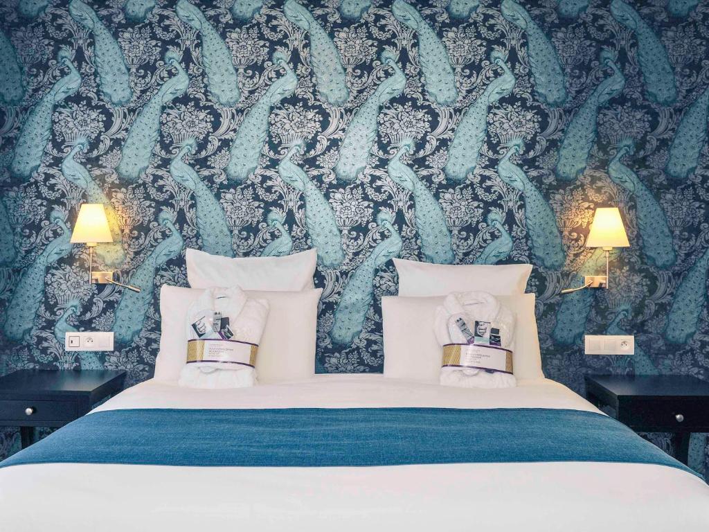 Hôtel Mercure Paris Saint Cloud Hippodrome rooms are equipped with modern amenities and stylish furnishings, offering a comfortable retreat for guests. Each room features contemporary decor, cozy bedding, and large windows allowing natural light to fill the space.