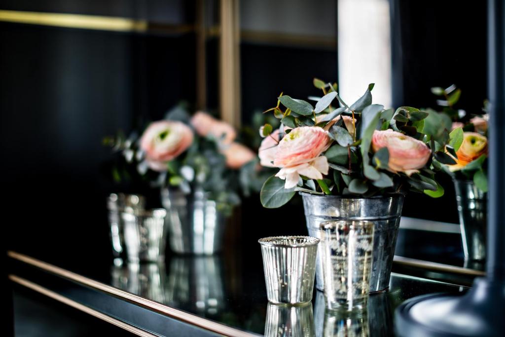 Monsieur George Hotel & Spa - Champs-Élysées stands out in price comparisons, offering excellent value for money in the realm of upscale accommodations.