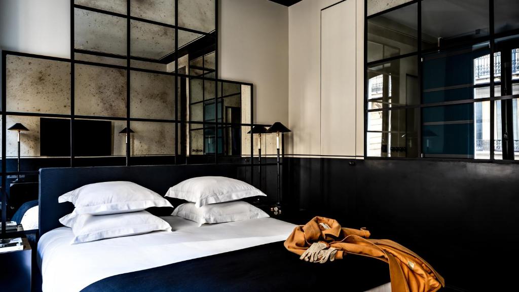 Monsieur George Hotel & Spa - Champs-Élysées defines comfort with meticulously designed rooms featuring a harmonious blend of luxury and modern conveniences.