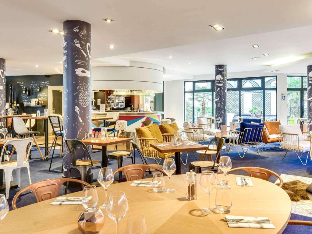 Novotel Paris Pont de Sevres offers a plethora of amenities for a well-rounded experience, including a fitness center for health enthusiasts, a refreshing outdoor terrace, and versatile meeting spaces for business travelers.