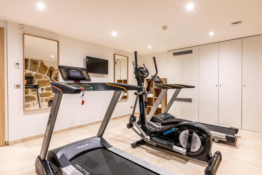 Paris d'Issy Hôtel Porte de Versailles offers a range of amenities, from a fitness center to a stylish lounge area.