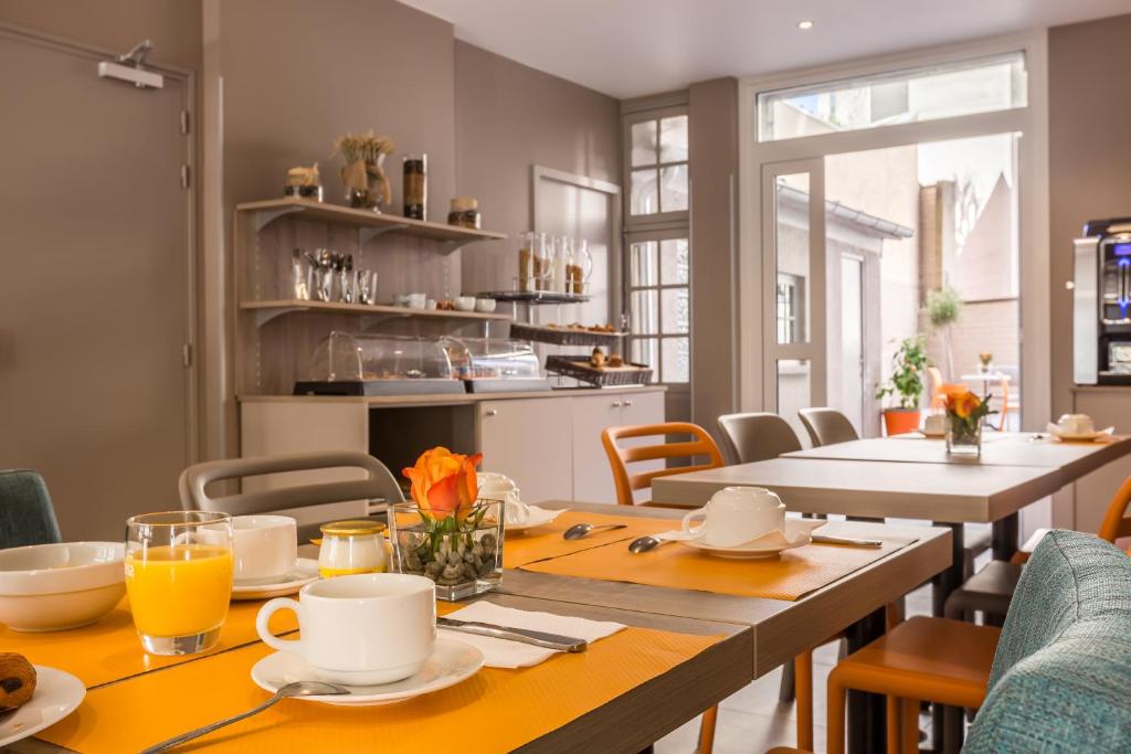 Paris d'Issy Hôtel Porte de Versailles stands out in value, evident in a compelling price comparison showcasing competitive rates and outstanding amenities.