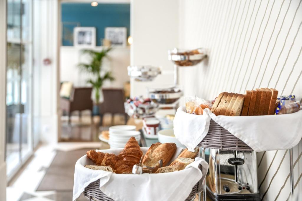 Positive guest reviews highlight the exceptional hospitality, attention to detail, and comfortable accommodations, underscoring the hotel's commitment to guest satisfaction.