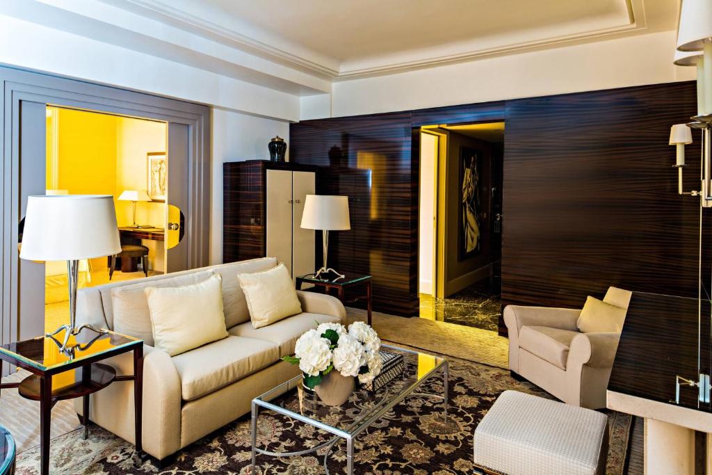 Prince de Galles, a Luxury Collection Hotel, Paris, pampers guests with a curated selection of premium amenities and services. From a Michelin-starred restaurant to a fitness center and spa, the hotel offers a holistic and indulgent experience.