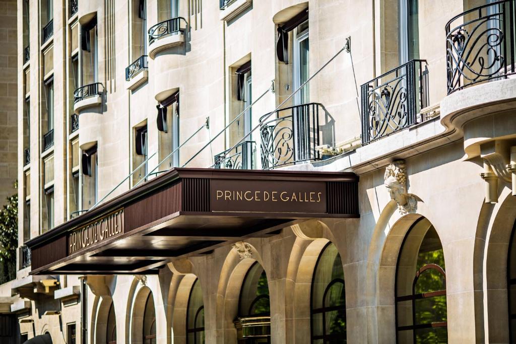 Prince de Galles, a Luxury Collection Hotel, Paris, makes an enchanting first impression with its timeless elegance and Art Deco charm, welcoming guests to a world of luxury and sophistication.