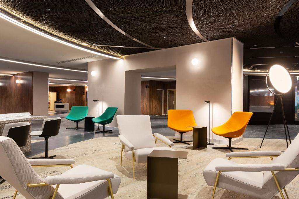 When staying at the Pullman Paris Montparnasse, you'll find a robust array of amenities and services designed to cater to your fitness regime, professional needs, and family activities.