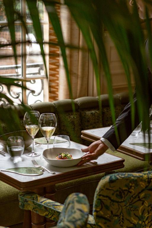 Within the regal confines of Saint James Paris, your culinary journey is as lavish as it is diverse, with Michelin-starred dining and a variety of indulgent options.