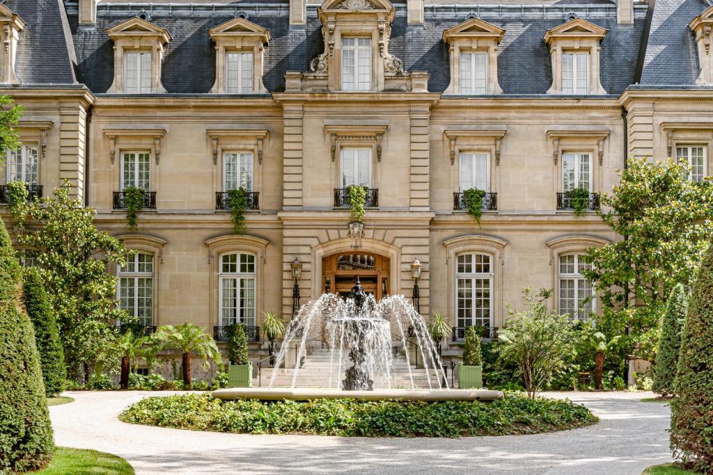 When booking a stay at the Saint James Paris, the collective wisdom of past guests is an invaluable guide to what you can anticipate.