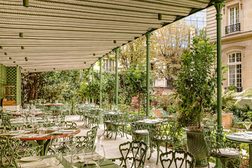 In the heart of Paris, the Saint James Paris combines historic grandeur with modern amenities, but understanding its value requires a close look at costs and how they measure up to the Parisian hotel market.