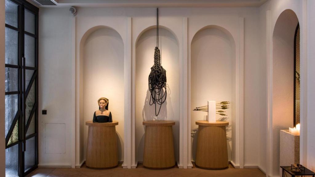 Guest evaluations of Sinner Paris depict a satisfying experience, highlighted by its hospitable staff and impeccable service.