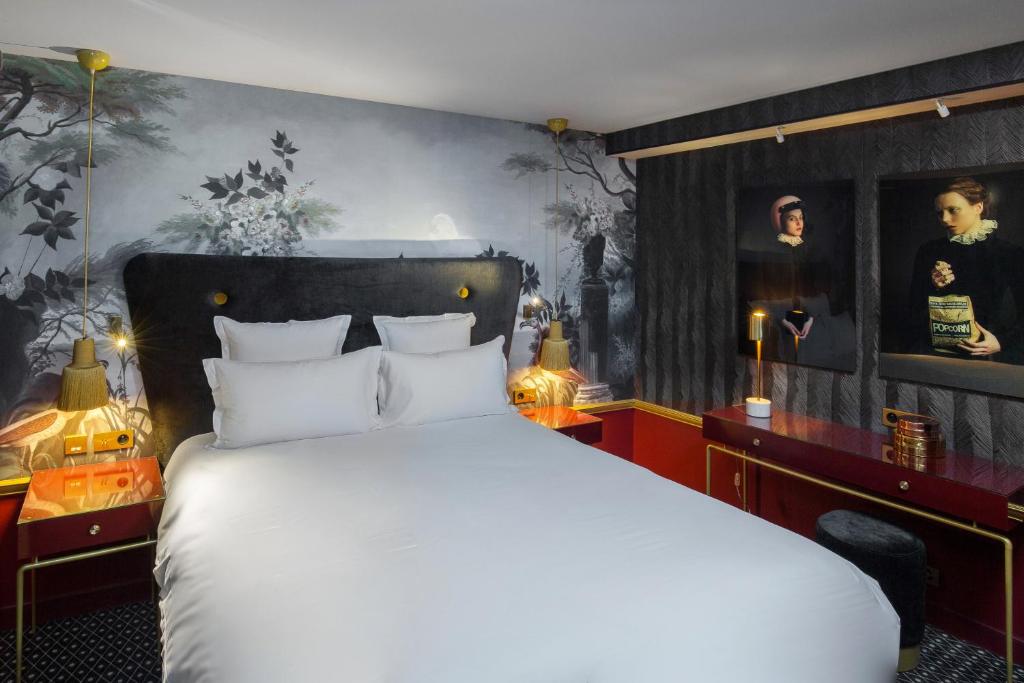 Hôtel Snob by Elegancia boasts rooms with avant-garde design, modern amenities, and chic decor.
