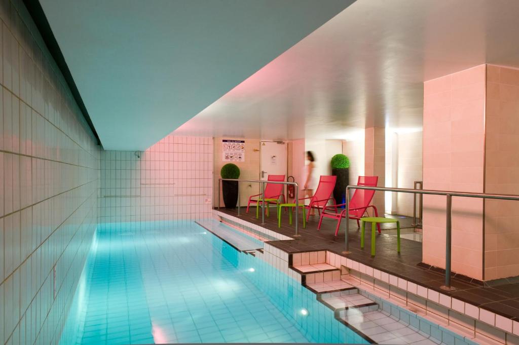Aparthotel Adagio Paris Centre Tour Eiffel boasts a range of amenities, including a fitness center, business facilities, and convenient services.