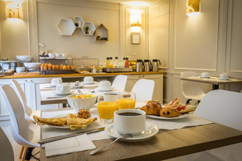 Best Western Montcalm Paris pampers guests with a range of upscale amenities, including a fitness center, a chic lounge, and convenient business facilities.