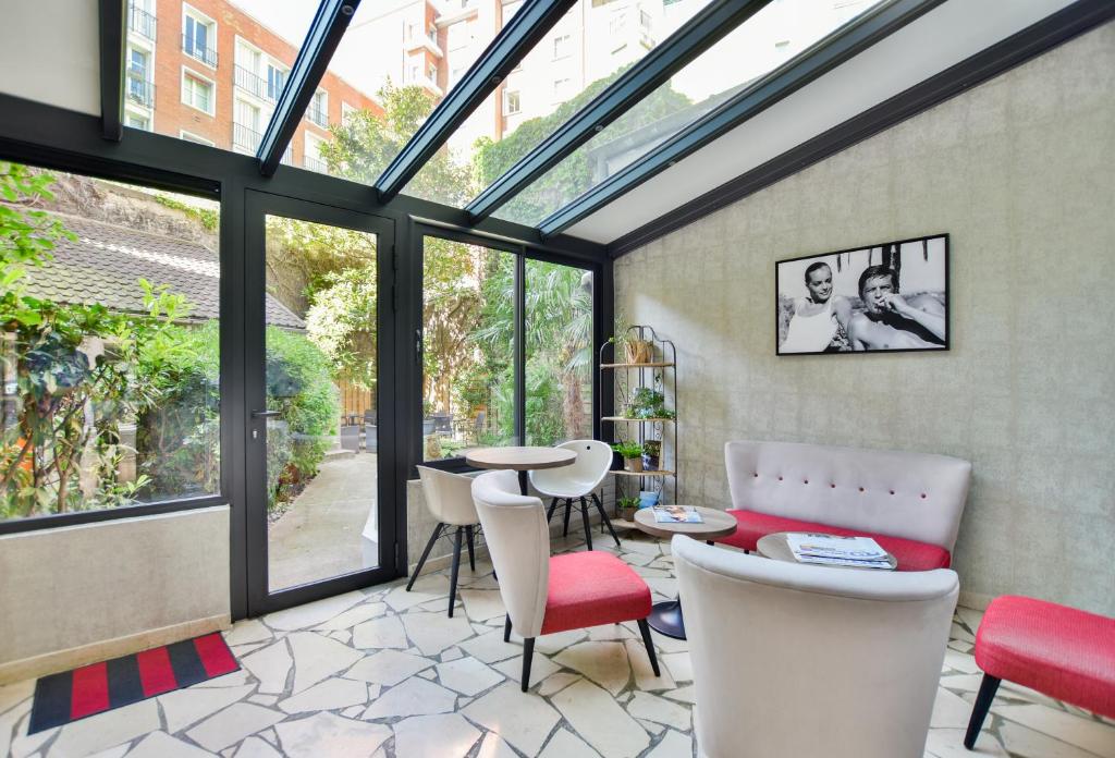 The lobby of Best Western Montcalm Paris offers a welcoming retreat, characterized by contemporary design and cozy ambiance.