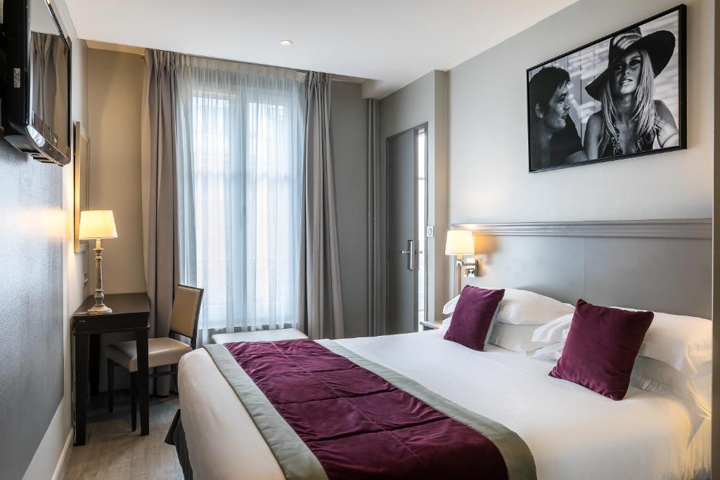 Best Western Montcalm Paris rooms feature a perfect harmony of comfort and modern conveniences.