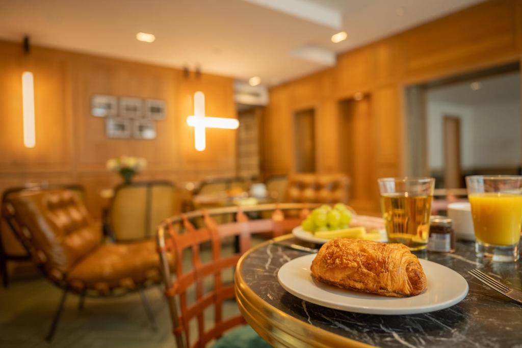 Esteem Tour Eiffel offers a curated selection of upscale amenities, including a fitness center, chic lounge, and business facilities.