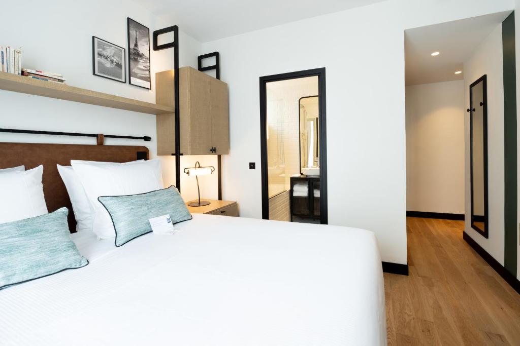Esteem Tour Eiffel's rooms boast a perfect fusion of luxury and functionality.