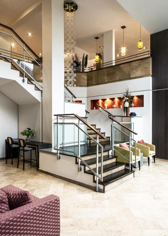 Guests consistently praise Hotel Paris Boulogne for its impeccable service, noting the attentive staff and personalized attention to detail. The modern and well-appointed rooms, complemented by the luxurious amenities, have garnered positive reviews, creating an overall positive impression.