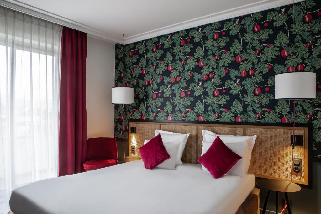 Hotel Paris Boulogne's rooms boast a harmonious blend of comfort and sophistication, featuring plush furnishings, modern amenities, and tasteful decor.