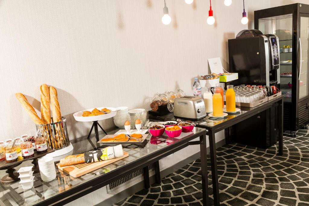 Hôtel Paris Vaugirard First Impressions provides a range of upscale amenities, including a fitness center, spa facilities, and a rooftop terrace with panoramic views of the city.