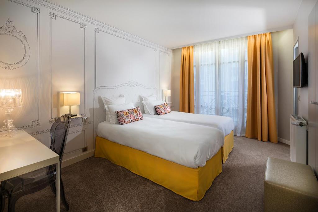 Hôtel Paris Vaugirard First Impressions offers elegantly appointed rooms with modern amenities, including plush furnishings, sleek decor, and state-of-the-art technology.