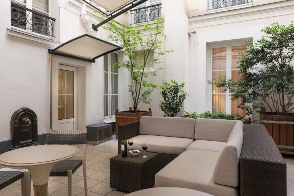 Guest reviews and insights on Hôtel Magda Champs Elysées Paris showcase a consensus of exceptional experiences, with positive feedback highlighting attentive staff, exquisite accommodations, and the hotel's central location.