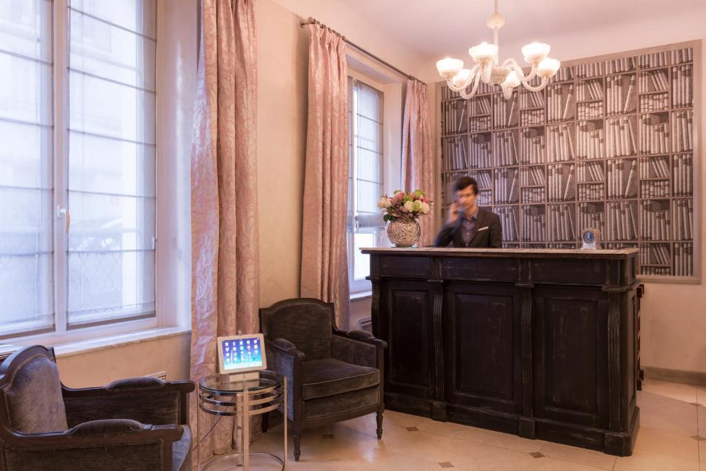 The lobby of Hôtel Magda Champs Elysées Paris captivates with its opulent design, blending contemporary luxury with timeless charm.
