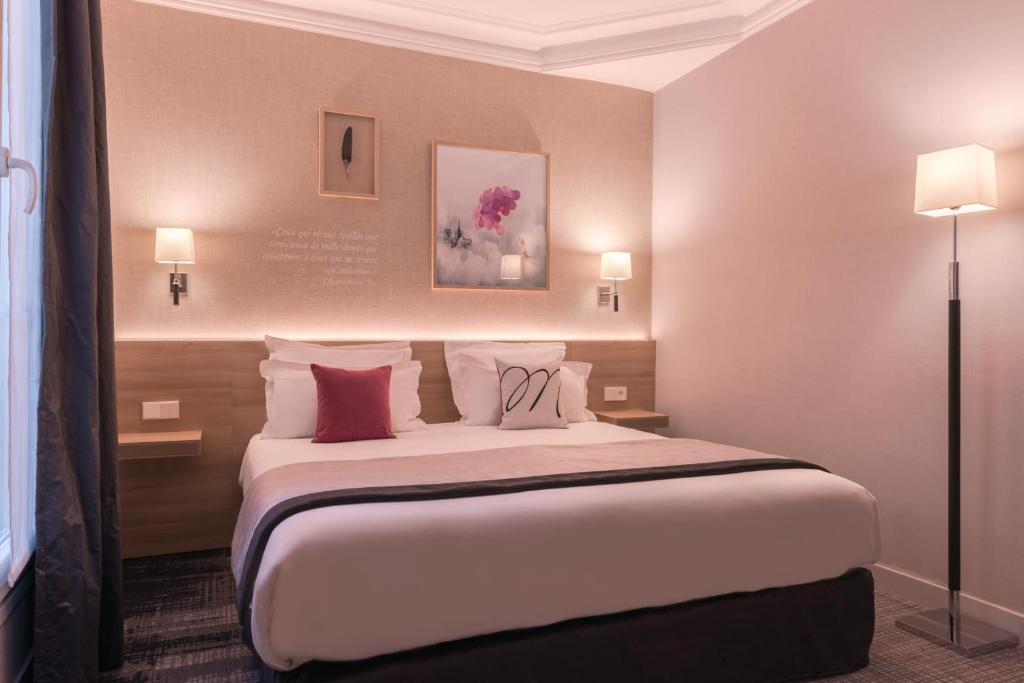 Hôtel Magda Champs Elysées Paris rooms boast a harmonious blend of comfort and sophistication, featuring spacious layouts, plush furnishings, and tasteful decor.